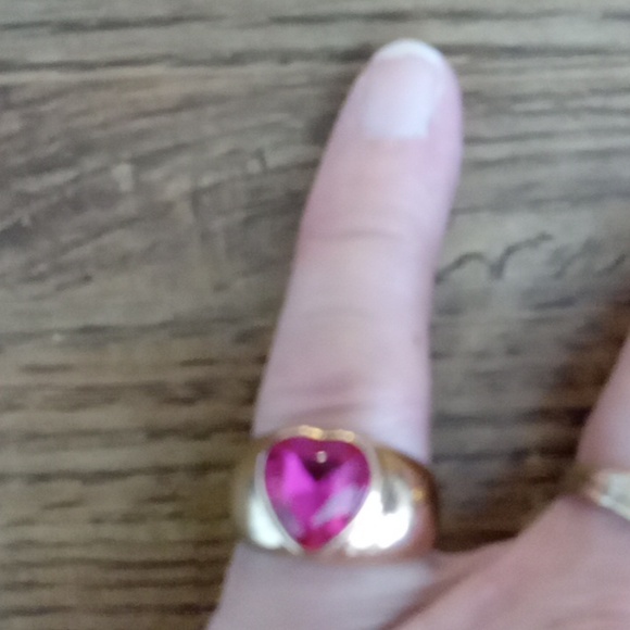 Small Pink and Gold Tone Ring with Heart Design - Picture 4 of 8